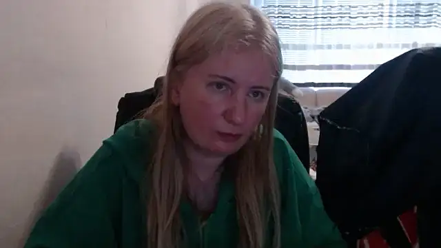 Snapshot of PeterAndJen chatting on April 21, 5:28 pm PeterAndJen online show from April 21, 5:28 pm