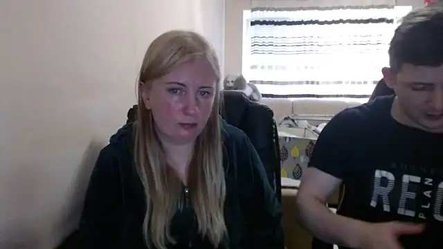 Snapshot of PeterAndJen chatting on April 24, 4:42 pm PeterAndJen online show from April 24, 4:42 pm