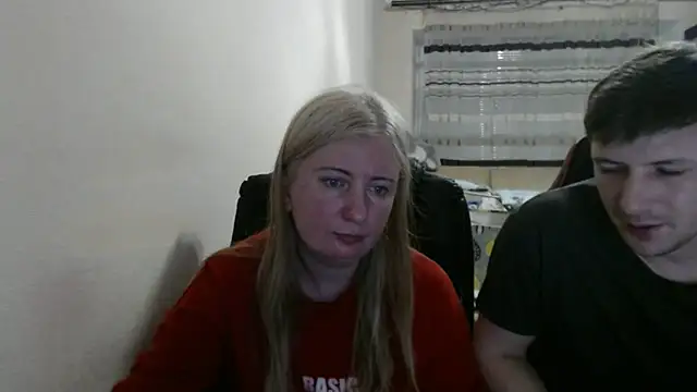 Snapshot of PeterAndJen chatting on May 5, 7:33 pm PeterAndJen online show from May 5, 7:33 pm