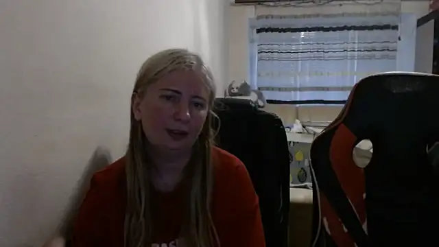 Snapshot of PeterAndJen chatting on May 9, 5:29 pm PeterAndJen online show from May 9, 5:29 pm