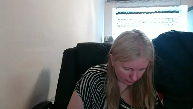 Snapshot of PeterAndJen chatting on May 11, 6:08 am PeterAndJen online show from May 11, 6:08 am