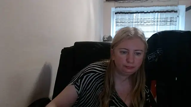 Snapshot of PeterAndJen chatting on May 13, 4:43 am PeterAndJen online show from May 13, 4:43 am