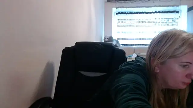 Snapshot of PeterAndJen chatting on May 16, 4:42 am PeterAndJen online show from May 16, 4:42 am