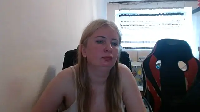 Snapshot of PeterAndJen chatting on May 23, 6:01 pm PeterAndJen online show from May 23, 6:01 pm