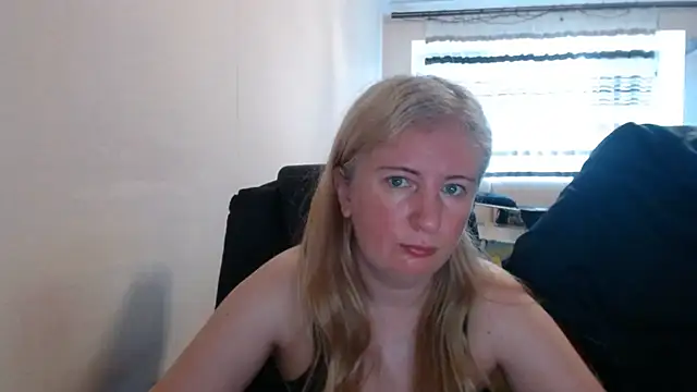 Snapshot of PeterAndJen chatting on June 29, 5:03 am PeterAndJen online show from June 29, 5:03 am