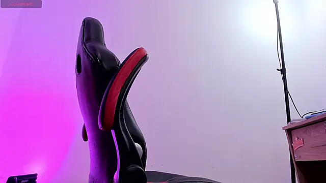 Snapshot of MaryJaneDove chatting on December 20, 9:00 am MaryJaneDove online show from December 20, 9:00 am