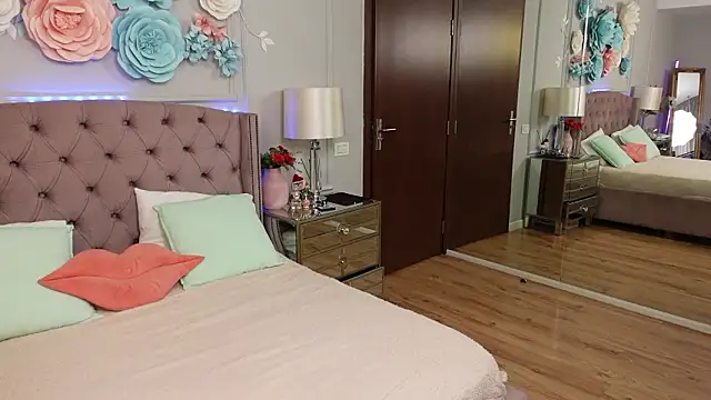 Snapshot of MelissaWatts chatting on February 4, 1:44 am MelissaWatts online show from February 4, 1:44 am