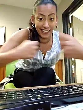 Snapshot of Nikkierosee chatting on February 21, 7:45 am Nikkierosee online show from February 21, 7:45 am