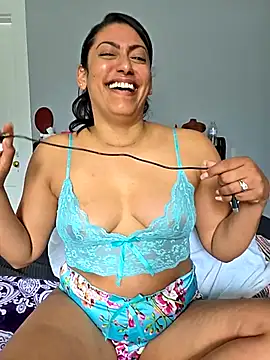 Snapshot of Nikkierosee chatting on November 15, 5:53 pm Nikkierosee online show from November 15, 5:53 pm