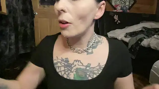 Snapshot of TeenyDoll chatting on April 28, 2:38 am TeenyDoll online show from April 28, 2:38 am