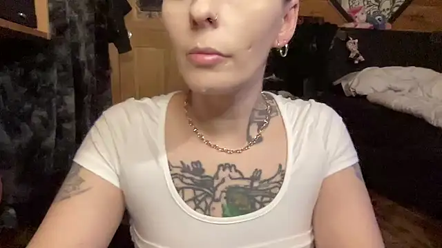 Snapshot of TeenyDoll chatting on May 1, 2:49 am TeenyDoll online show from May 1, 2:49 am