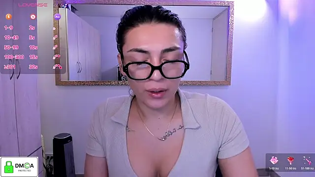 Snapshot of EricaVanderhill chatting on May 19, 11:22 pm EricaVanderhill online show from May 19, 11:22 pm