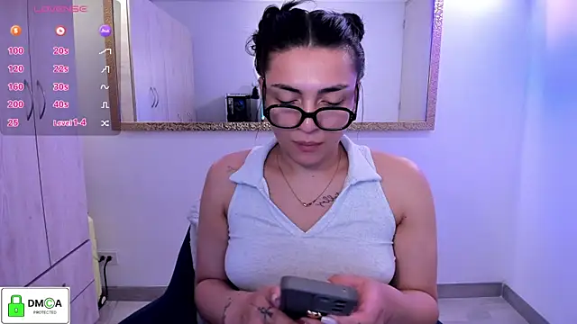 Snapshot of EricaVanderhill chatting on May 31, 11:17 pm EricaVanderhill online show from May 31, 11:17 pm
