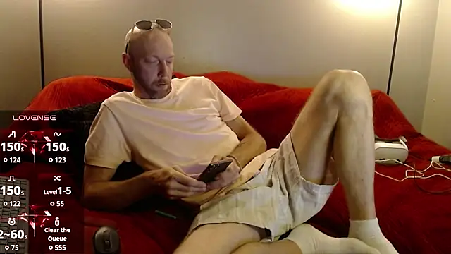 Snapshot of MaxRouger chatting on June 14, 1:24 pm MaxRouger online show from June 14, 1:24 pm