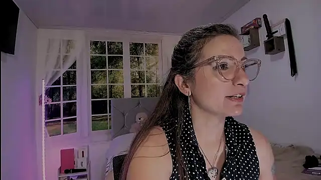 vanessabrown  online show from April 13, 3:39 pm