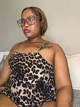 Snapshot of BADFATASS85 chatting on February 11, 9:47 am BADFATASS85 online show from February 11, 9:47 am