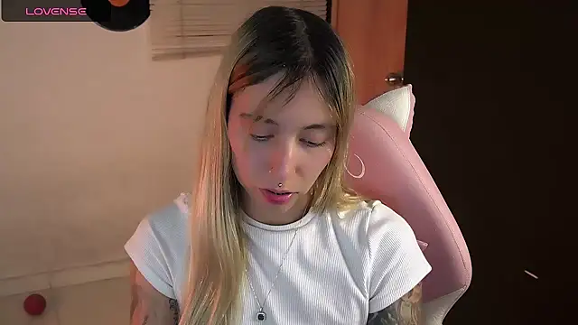 Snapshot of Saucy_Jenn chatting on June 20, 3:53 am Saucy Jenn online show from June 20, 3:53 am