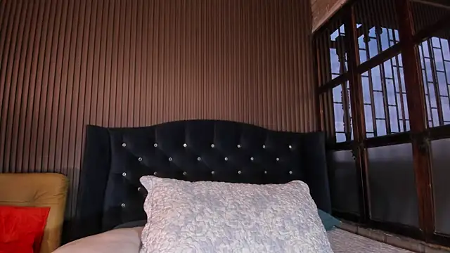 JuliaDawson  online show from February 14, 11:23 pm