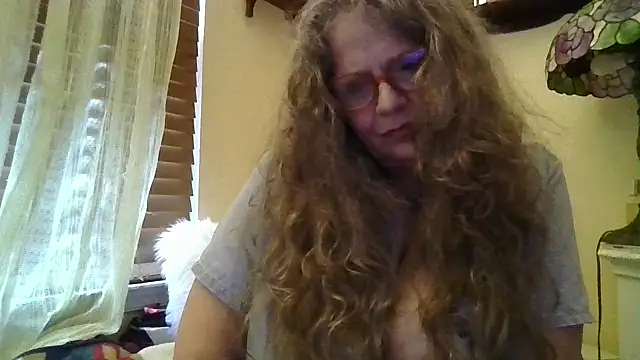Snapshot of DestineeLoverGirl chatting on March 27, 2:06 pm DestineeLoverGirl online show from March 27, 2:06 pm