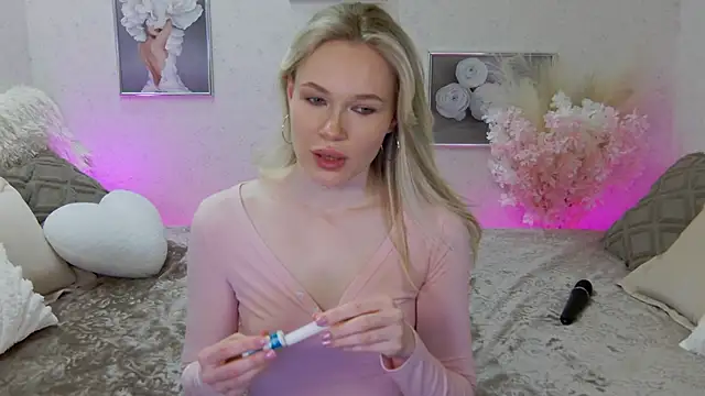 Snapshot of Veronika_Mitchel chatting on March 18, 5:53 pm Veronika Mitchel online show from March 18, 5:53 pm