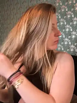 Snapshot of FoxyFrenchy chatting on November 30, 7:18 pm FoxyFrenchy online show from November 30, 7:18 pm