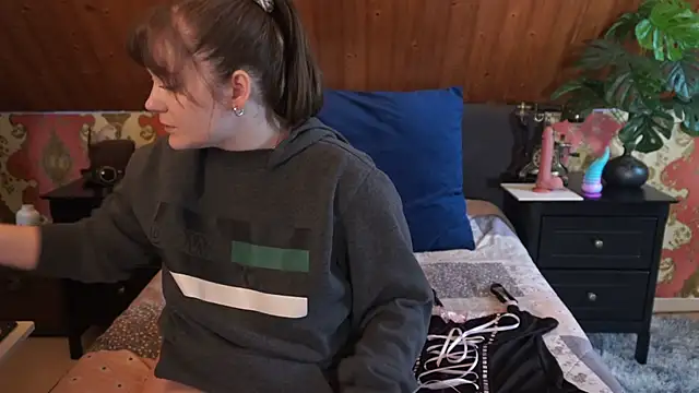 TessaWinter online show from April 4, 3:31 pm