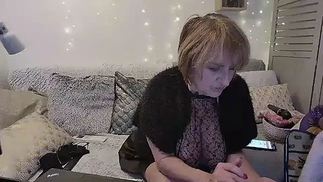 Snapshot of phryna@xh chatting on March 19, 4:02 pm phrynaxh online show from March 19, 4:02 pm