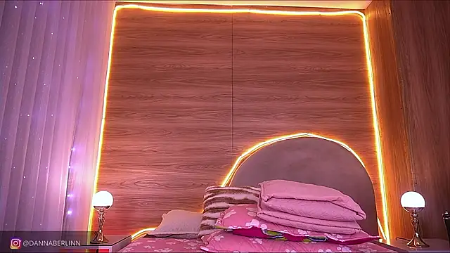 danna berlin  online show from February 17, 7:20 pm