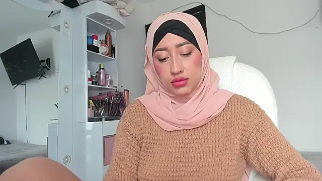 adila anich online show from September 19, 6:30 pm