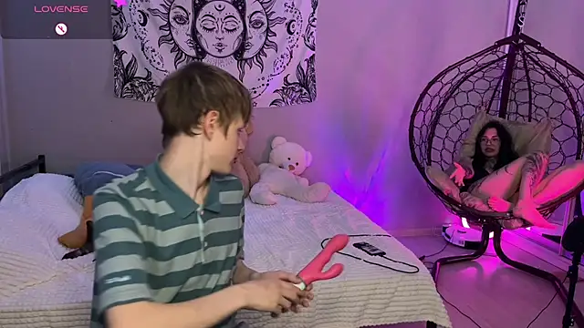 Laura Key online show from July 17, 5:29 pm