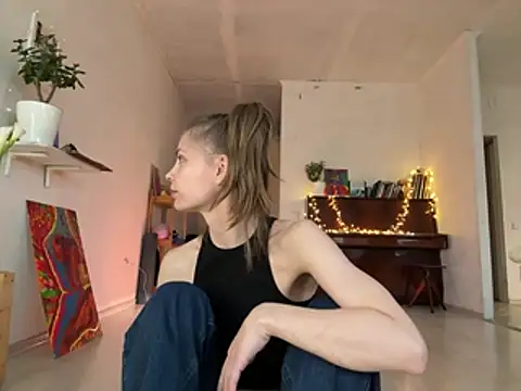 LeyaJohnson online show from April 10, 11:59 am