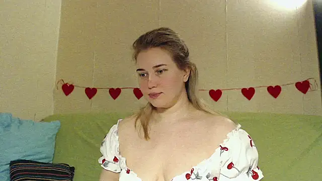 Snapshot of mmmPinUpGirl chatting on April 22, 10:33 pm mmmPinUpGirl online show from April 22, 10:33 pm