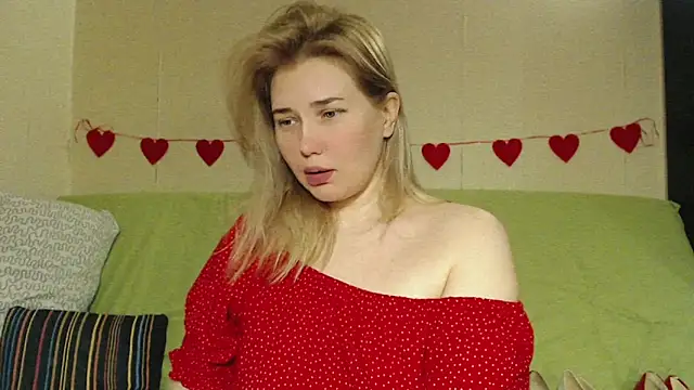 Snapshot of mmmPinUpGirl chatting on April 28, 11:10 pm mmmPinUpGirl online show from April 28, 11:10 pm