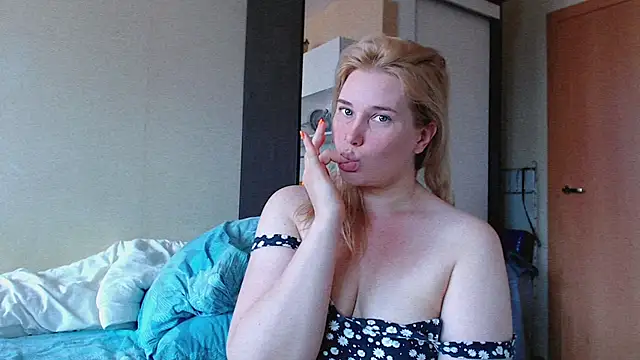 Snapshot of mmmPinUpGirl chatting on July 13, 12:19 pm mmmPinUpGirl online show from July 13, 12:19 pm