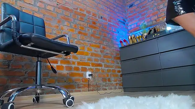 Snapshot of MistressMilana chatting on February 8, 12:17 pm MistressMilana online show from February 8, 12:17 pm