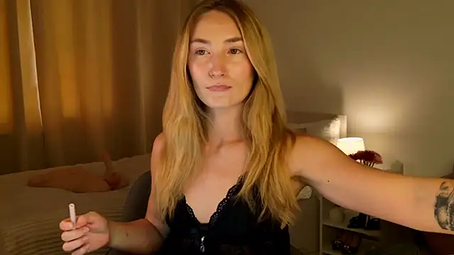 Snapshot of bella__rose chatting on June 18, 11:25 am bella rose online show from June 18, 11:25 am