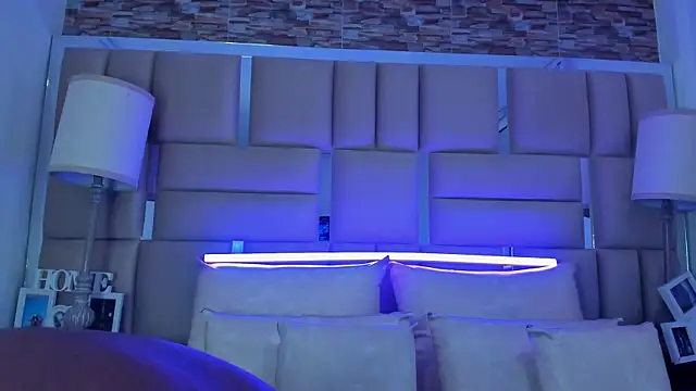 ShaniaBrownn online show from October 17, 7:49 pm