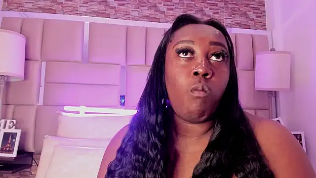 ShaniaBrownn online show from December 17, 7:53 pm