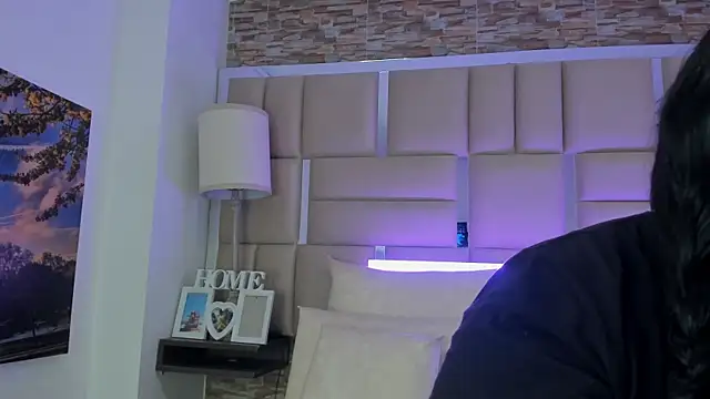 ShaniaBrownn online show from February 12, 6:47 pm