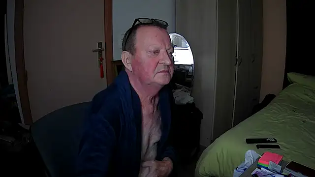 Snapshot of passifsoumis1963 chatting on December 14, 6:01 pm passifsoumis1963 online show from December 14, 6:01 pm