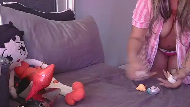 MSweetLindaParks online show from January 16, 2:43 pm