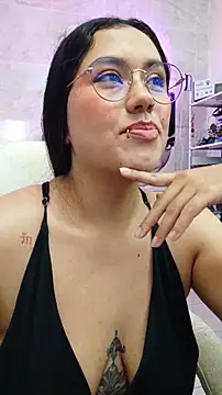 Snapshot of LauraRuiz1 chatting on May 4, 11:23 pm LauraRuiz1 online show from May 4, 11:23 pm
