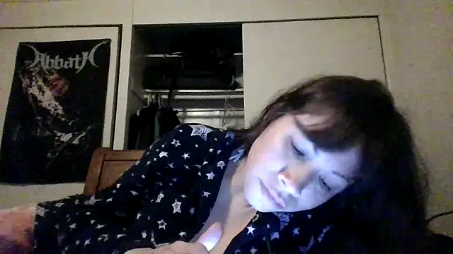 Snapshot of petitedoll29 chatting on December 6, 1:18 am petitedoll29 online show from December 6, 1:18 am