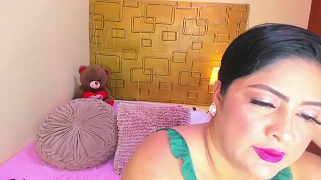 Snapshot of Julia_Haye chatting on May 9, 3:01 am Julia Haye online show from May 9, 3:01 am