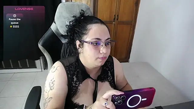 desireefiore online show from April 22, 2:14 am