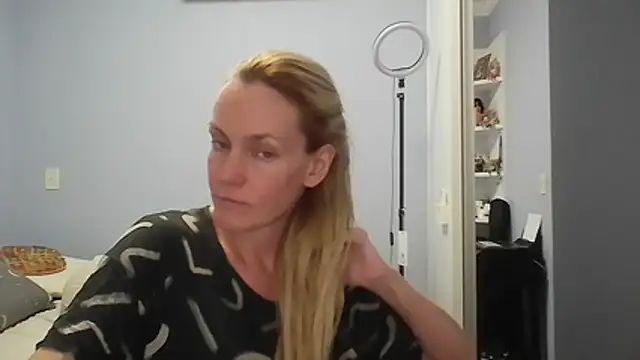 Annylove1 online show from April 6, 11:49 pm