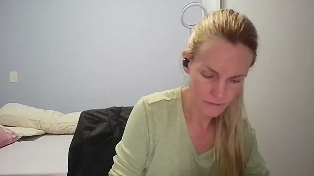 Annylove1 online show from April 13, 12:05 am