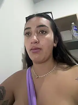 Snapshot of Hannahoff chatting on January 22, 3:20 am Hannahoff online show from January 22, 3:20 am