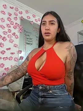 Snapshot of Hannahoff chatting on February 2, 3:32 am Hannahoff online show from February 2, 3:32 am