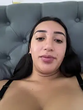 Snapshot of Hannahoff chatting on February 14, 1:23 am Hannahoff online show from February 14, 1:23 am